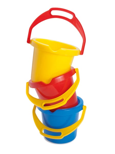 Tre farverige sandspande med håndtag stablet sammen - én blå, én gul og én rød.