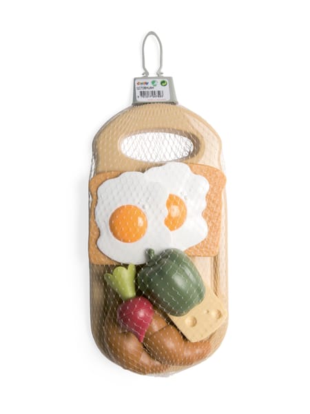 Legetøjsmorgenmad på et fad med spejlæg, brød, croissant og drikkevare i dæmpede farver.