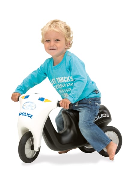Sort og hvidt politiscooter-legetøj med tre hjul.