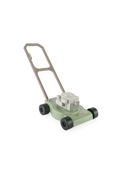 Person med stribet tøj skubber legetøjsplæneklipper på grøn græsplæne