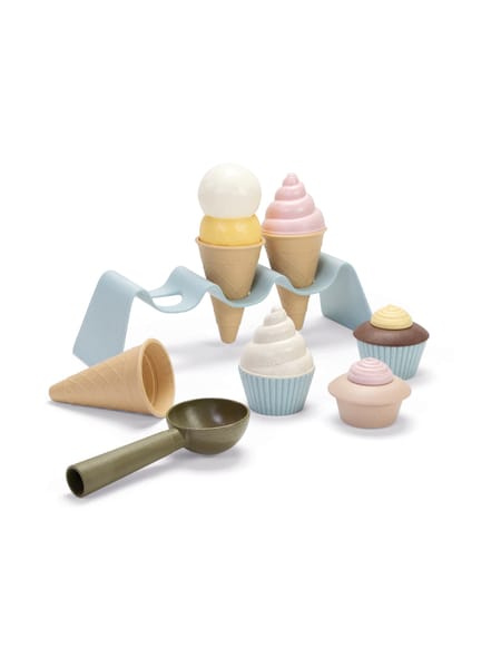 Barn med to lyserøde is-bægre ved hvidt bord ved vindue