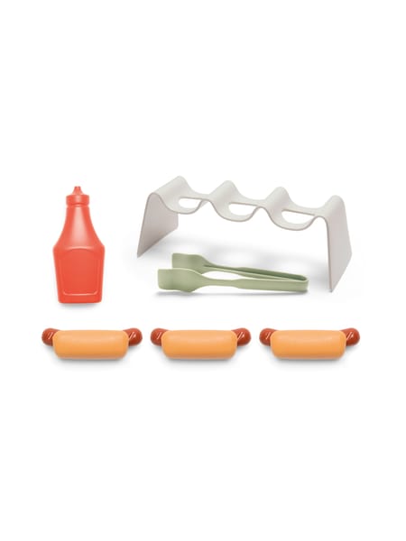 Orange dispenser, sølvfarvet brødholder og tre orange pølsebrød til legemad.