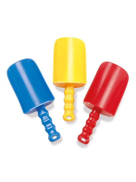 Tre isformet skovle i blå, gul og rød med spiralformede håndtag.