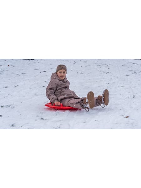 Rød kælk til sne og bakker med rund form og små håndtag i siden