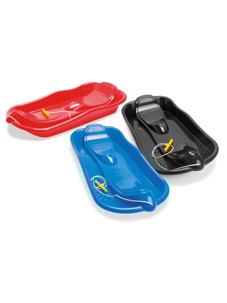 Sort slædebakke på snedækket underlag.