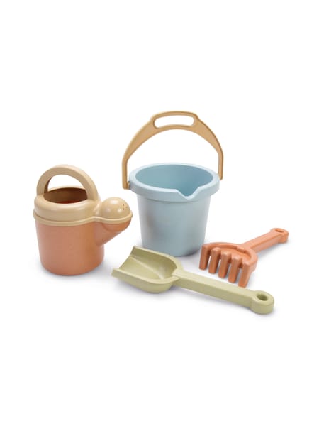 Blåt vandkande og orange blomsterpotte placeret på rustik trækasse med tremmer.