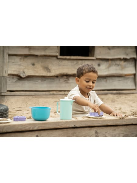 Bagesæt med skåle, målebægre og småkagestempler i turkis, hvid og lilla farver.