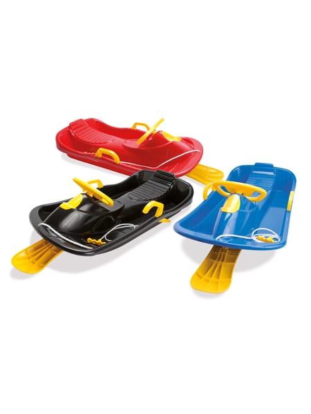 Barn trækker blå kælk gennem sneen på en vinterdag