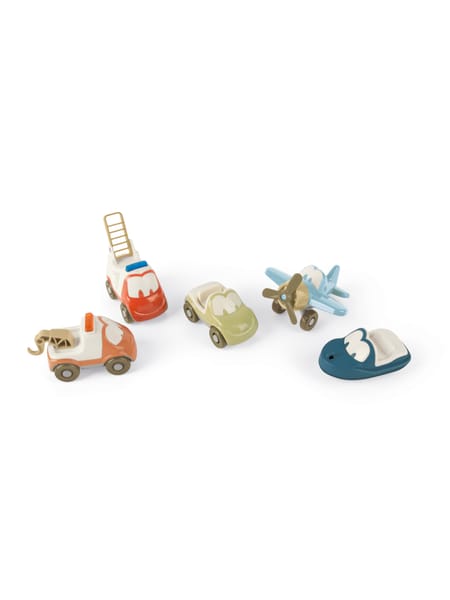 Fem små legetøjskøretøjer i pastelagtige farver på hvid baggrund.