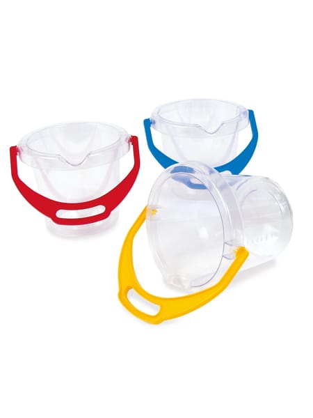 Barn med blå kasket kigger gennem klar plastbeholder med guldfisk i vand mod grå væg