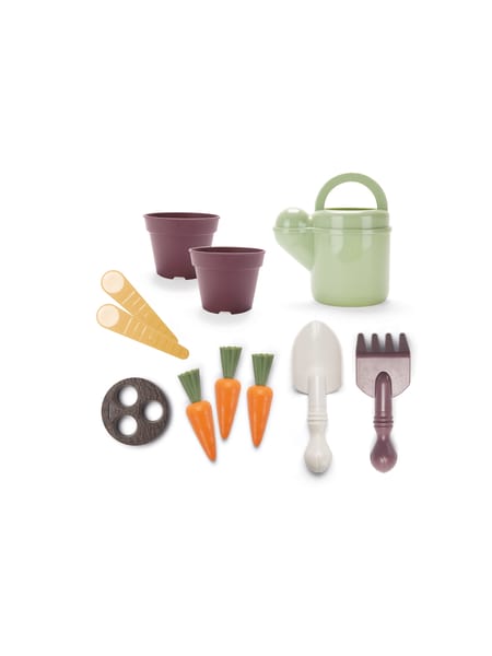 Barn med orange haveredskab leger udenfor i en brun jakke på en grøn græsplæne.