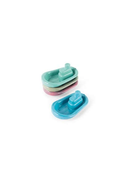 To lyseblå og mintgrønne plastik-småbåde