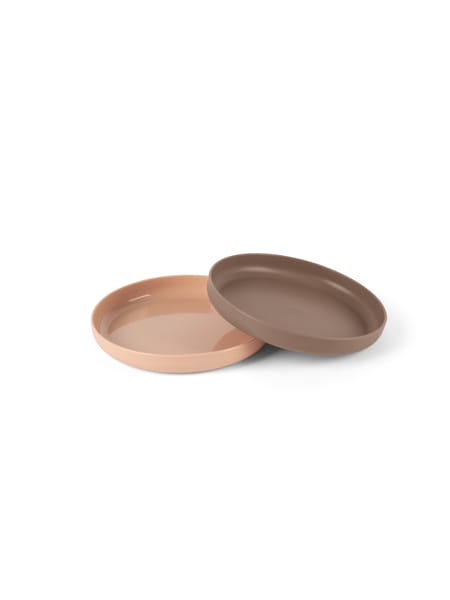 To runde brune og beige tallerkener ved siden af hinanden.