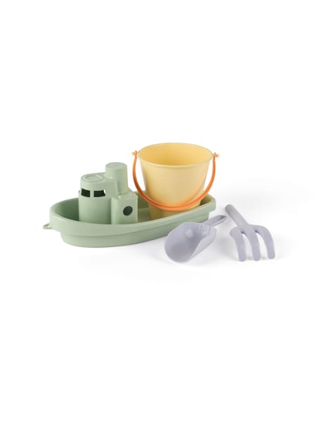 Mintgrøn legebåd, gul spand og grå haveredskaber i pastelfarvede nuancer.