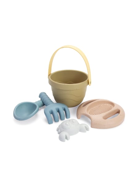Sandkassesæt med spand i beige, spade i lyseblå, rive og sandformer i lyserosa og hvid