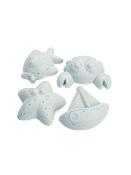 Fire lyseblå strandfigurer formet som skib, krabbe, stjerne og fisk med dekorative mønstre og teksturer.