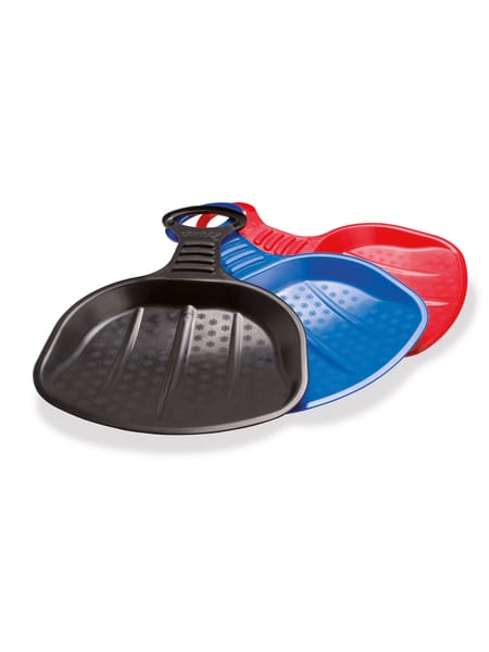 Barn på kælketur i sneen med rød plastikslæde