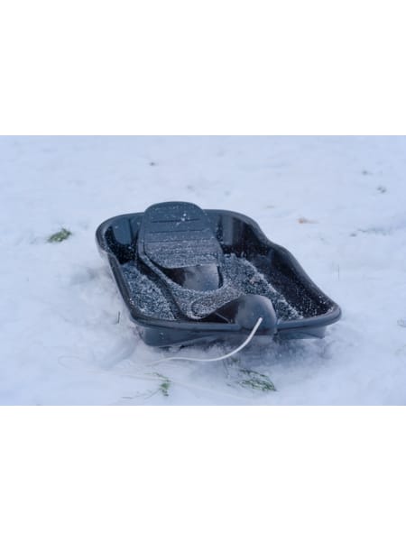 Blå kælk i sneen med rebsnor foran