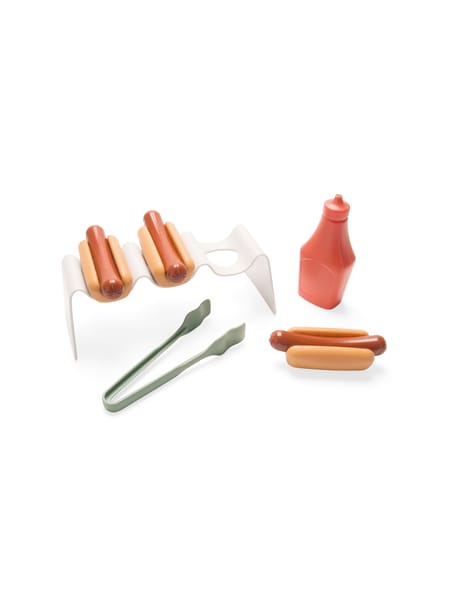 Legetøjs hotdog-sæt med pølser, brød, ketchupflaske og bestik i rød og grå nuancer.