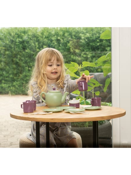 Mintgrønt tesæt med brune kopper, underkopper og tekande samt små hvide skeer