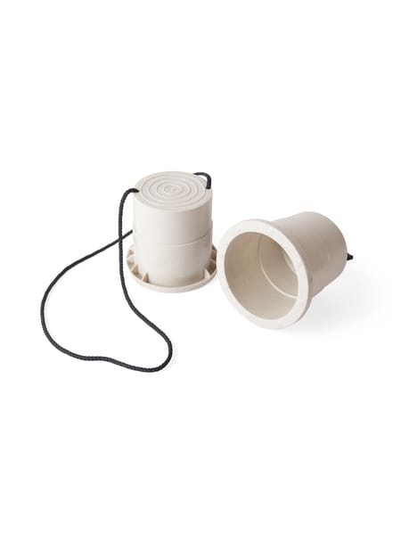 To hvide kop-lignende stylter forbundet med en sort snor.