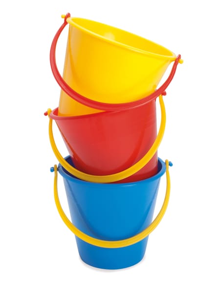 Tre farverige spande stablet ovenpå hinanden i blå, rød og gul med bøjlehåndtag