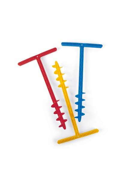 Tre spiralformede sandbor i rød, blå og gul står oprejst ved siden af hinanden.