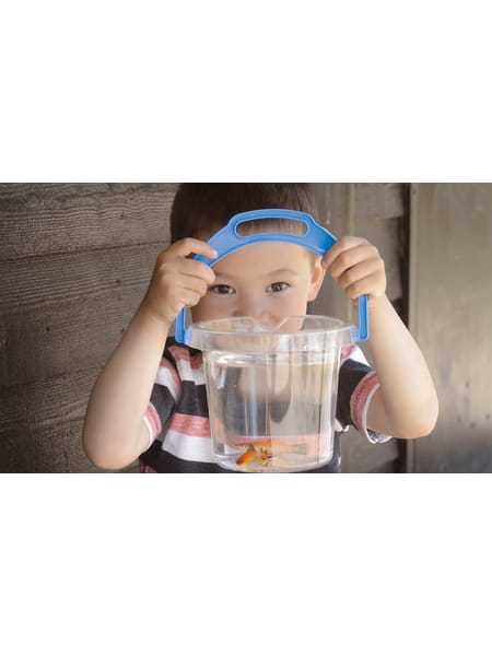 Tre gennemsigtige spande med håndtag i rød, blå og gul