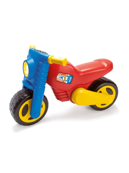 Barn på blå scooter-legetøj på en flisebelagt gård