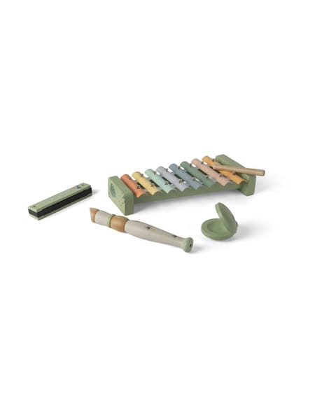 To børn ved træbord med musikinstrumenter - en med xylofon og en med tallerkner på farverige tallerkener.