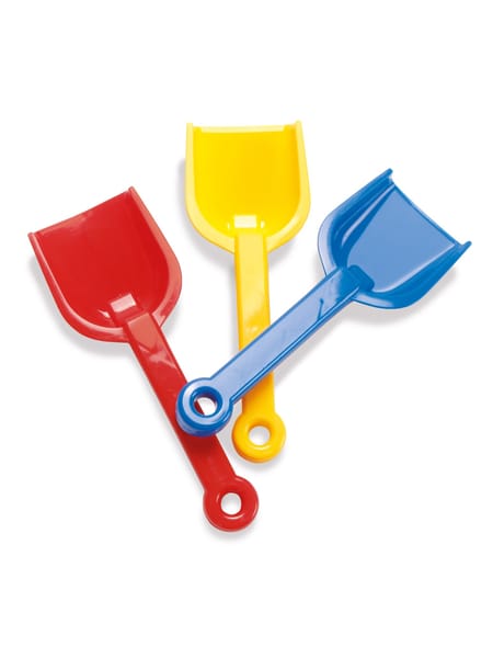 Lille barn leger med blå og gul sandspand og lyserød skovl på sandunderlag