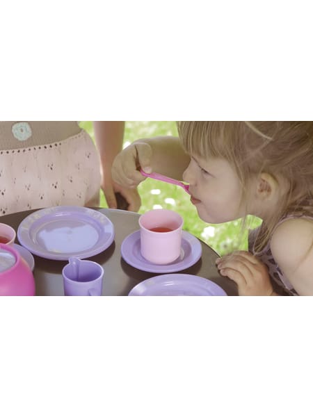 Lyserødt og lilla kaffestel med tekande, kopper, underkopper, skeer og låg til børneleg.