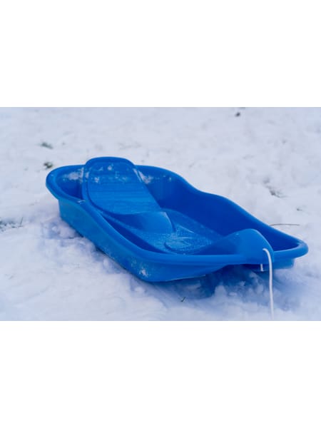 Blå kælk i sneen med rebsnor foran