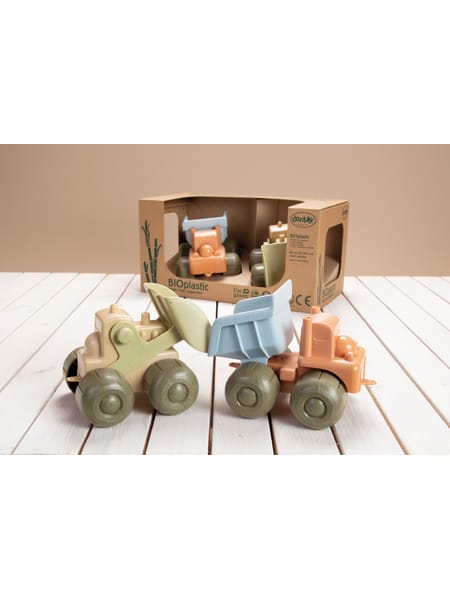 Tre bløde legetøjskøretøjer i pastelfarver - grøn, blå og orange - på et lyst trægulv