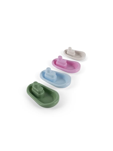 Sæt af fire bådformer i pastelfarver stablet oven på hinanden.