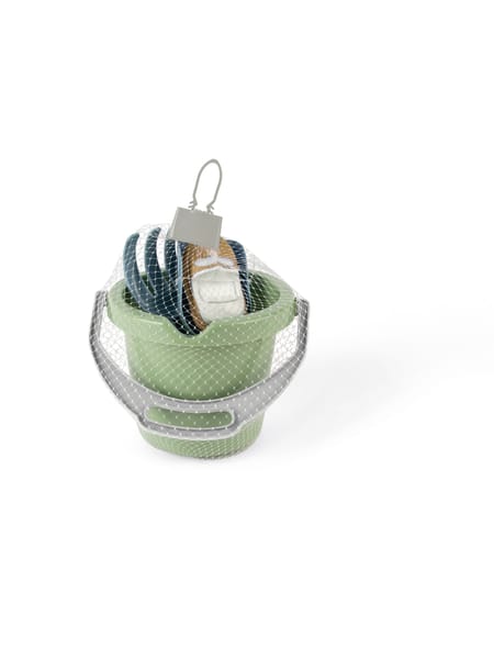 Mintgrøn spand med metalhank samt blå skovl, rive og sandform med muslingeskal.