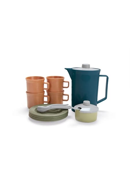 Blågrøn kaffekande, fire beige kopper, fire grønne tallerkener og en lille skål med låg.