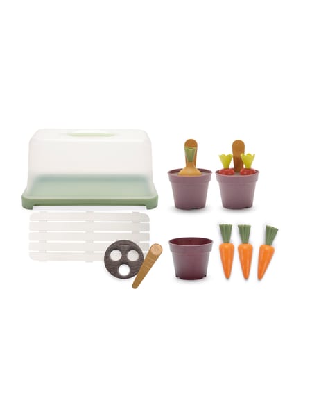 To børn leger ved en vindueskarm med farverigt legetøj og små potter