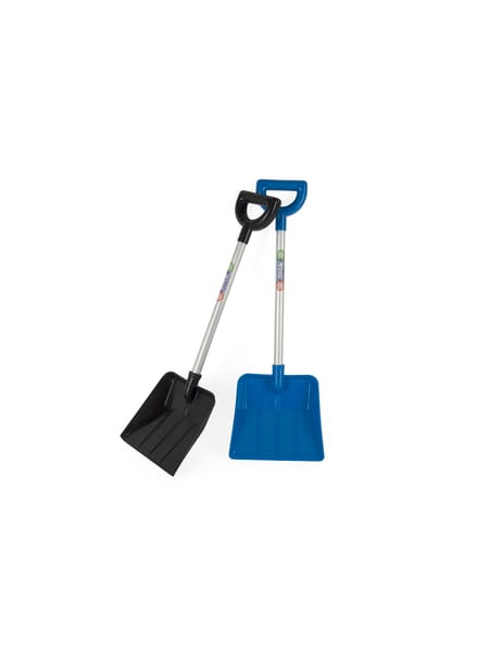 Barn i vinterdress leger med blå sneskovl i sneen.