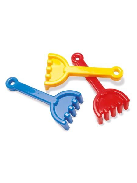 Tre små sandlegeriver i blå, gul og rød plastic.