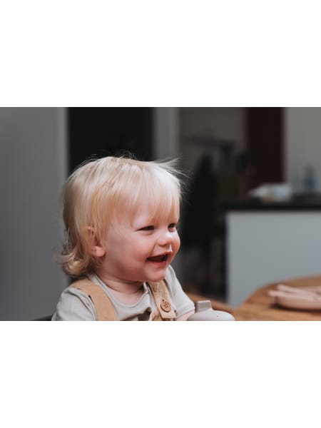 Lattermild blond småbarn i profil.