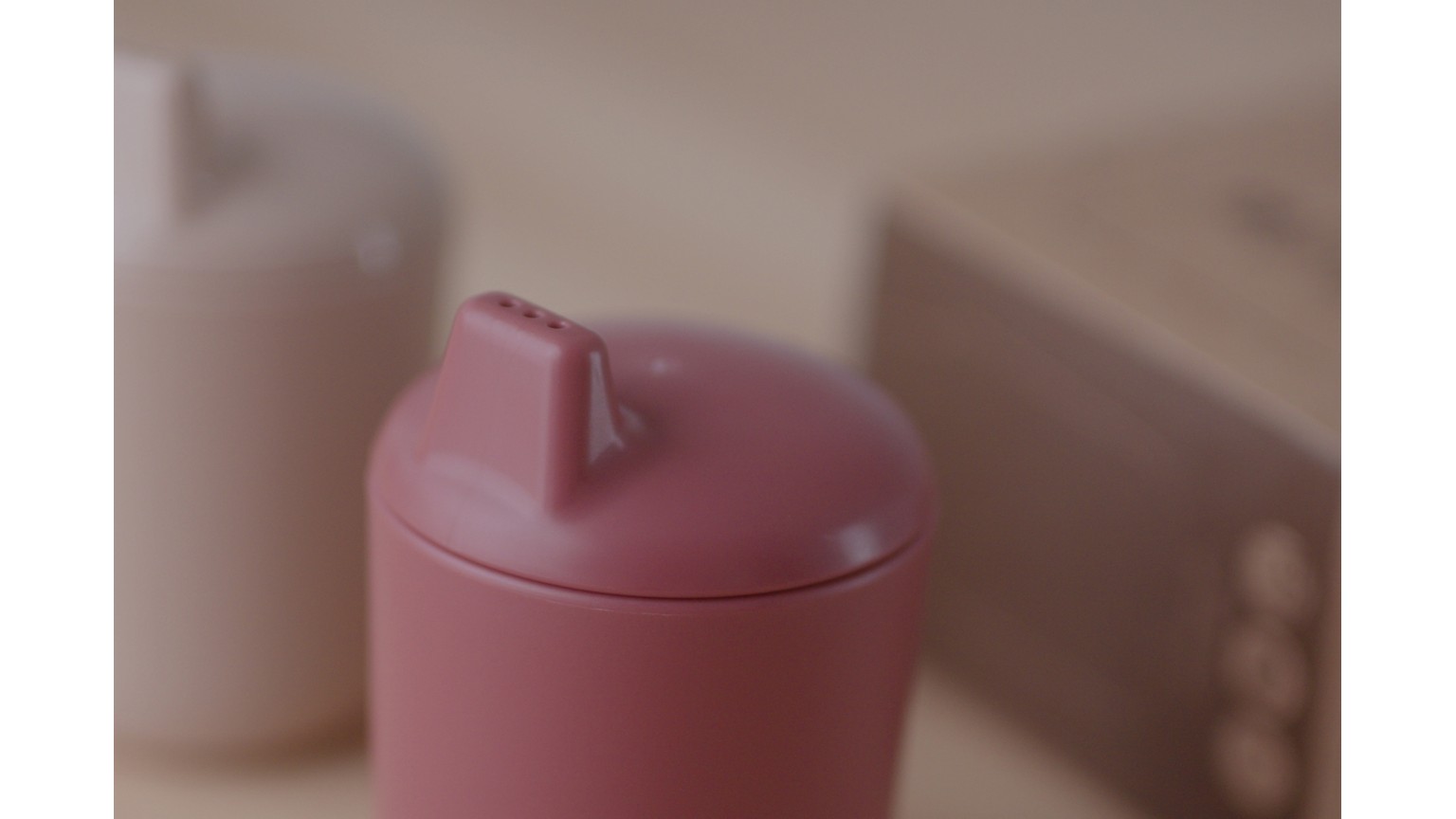 Rosa drikkedunk med låg i sløret nærbillede