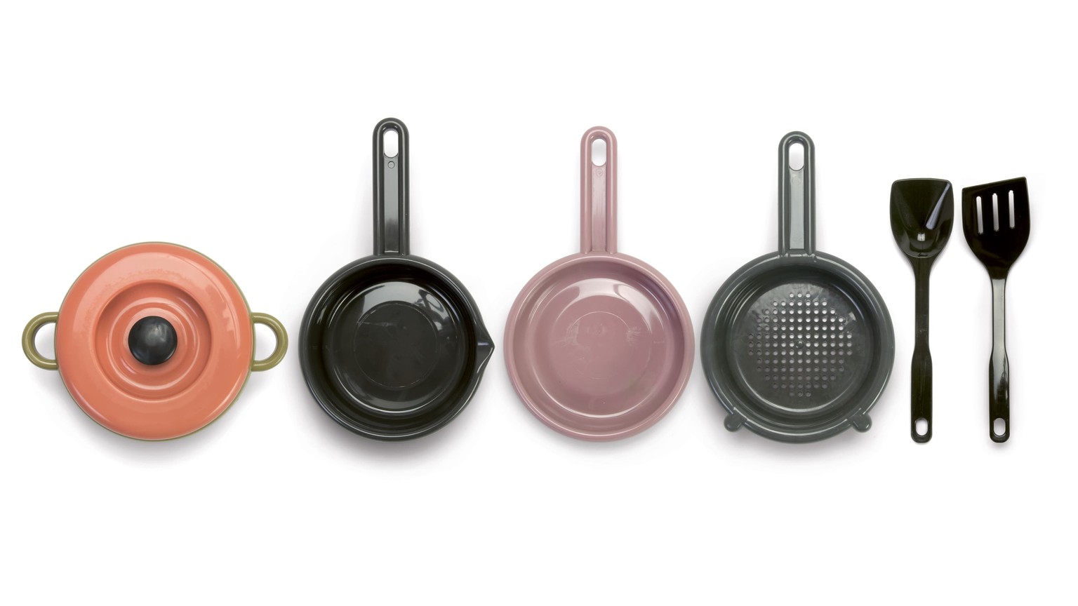 Et køkkensæt med orange gryde, sort og lyserød stegepande, dørslag og sorte køkkenredskaber