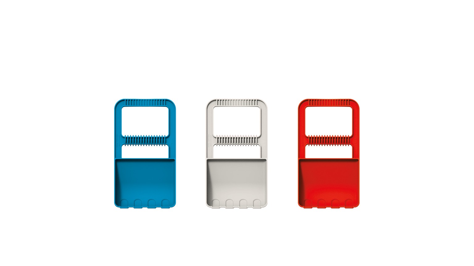 Tre sandformere i blå, hvid og rød placeret på række.