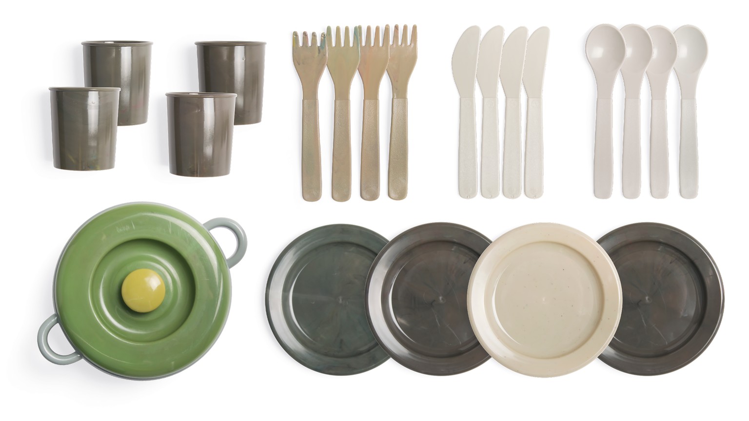 Grøn køkkenpotte med tallerkener, bestik og kopper i hvide, sorte og sølvfarvede nuancer.