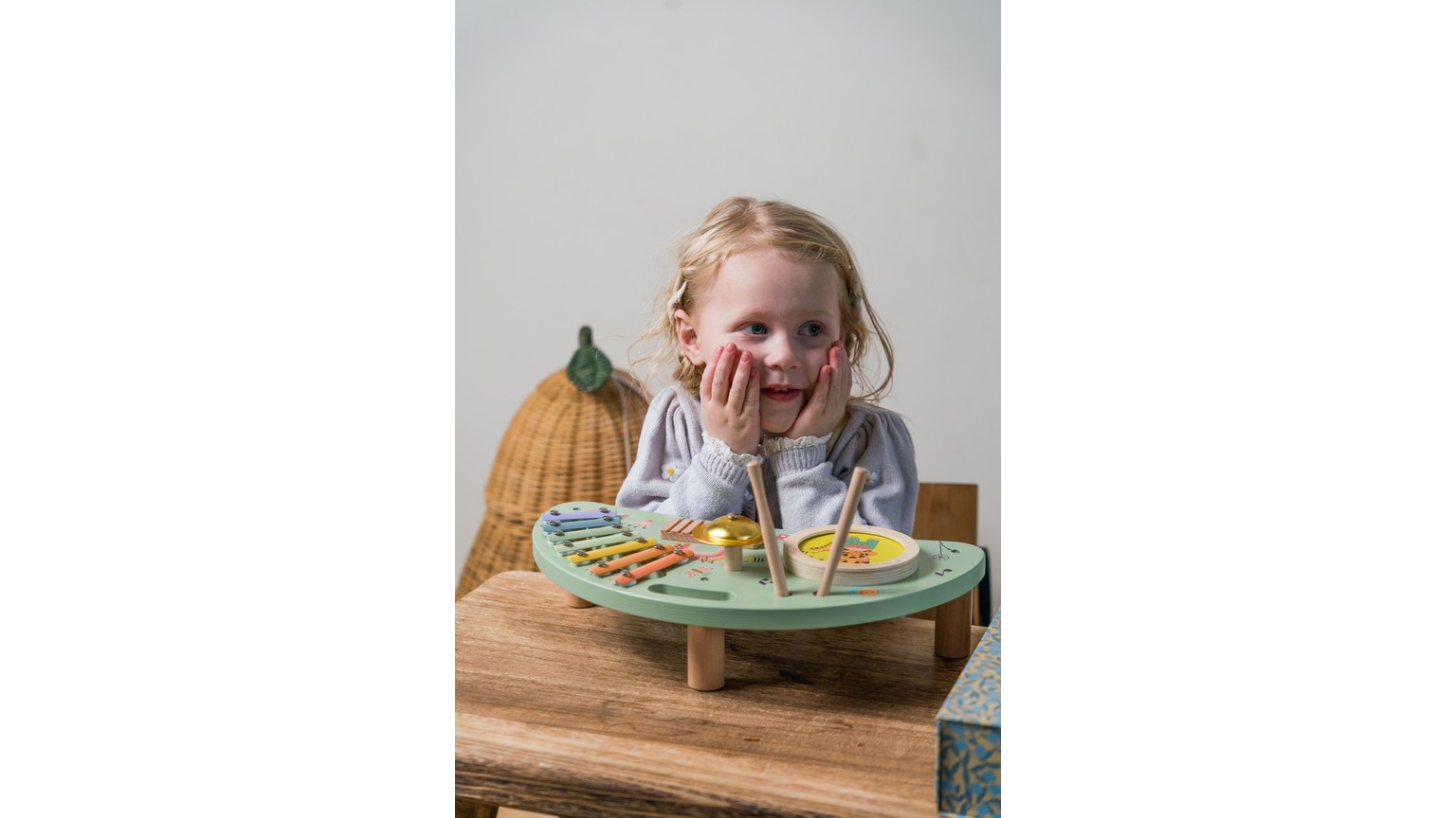 Barn ved spisebord med grøn tallerken med waffle, pyntet med græskar i baggrunden