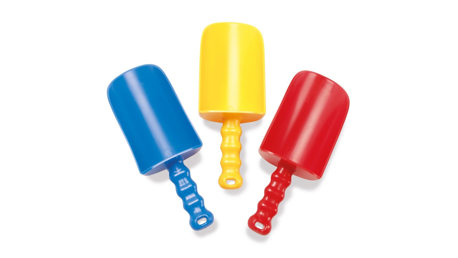 Tre isformet skovle i blå, gul og rød med spiralformede håndtag.