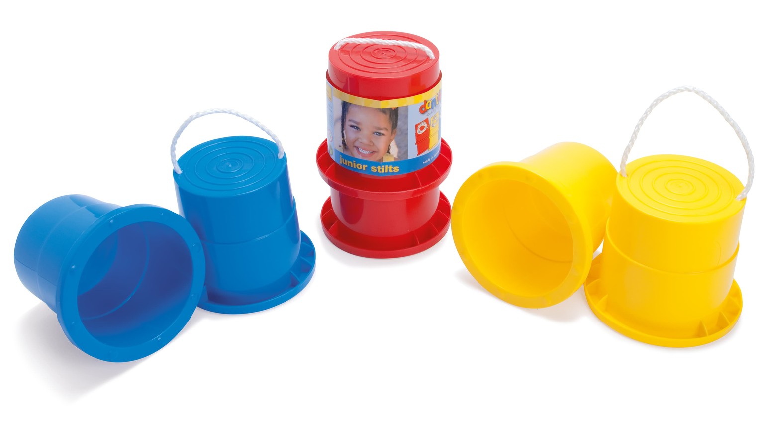Tre løbespande i blå, rød og gul plast med gennemsigtige snore.