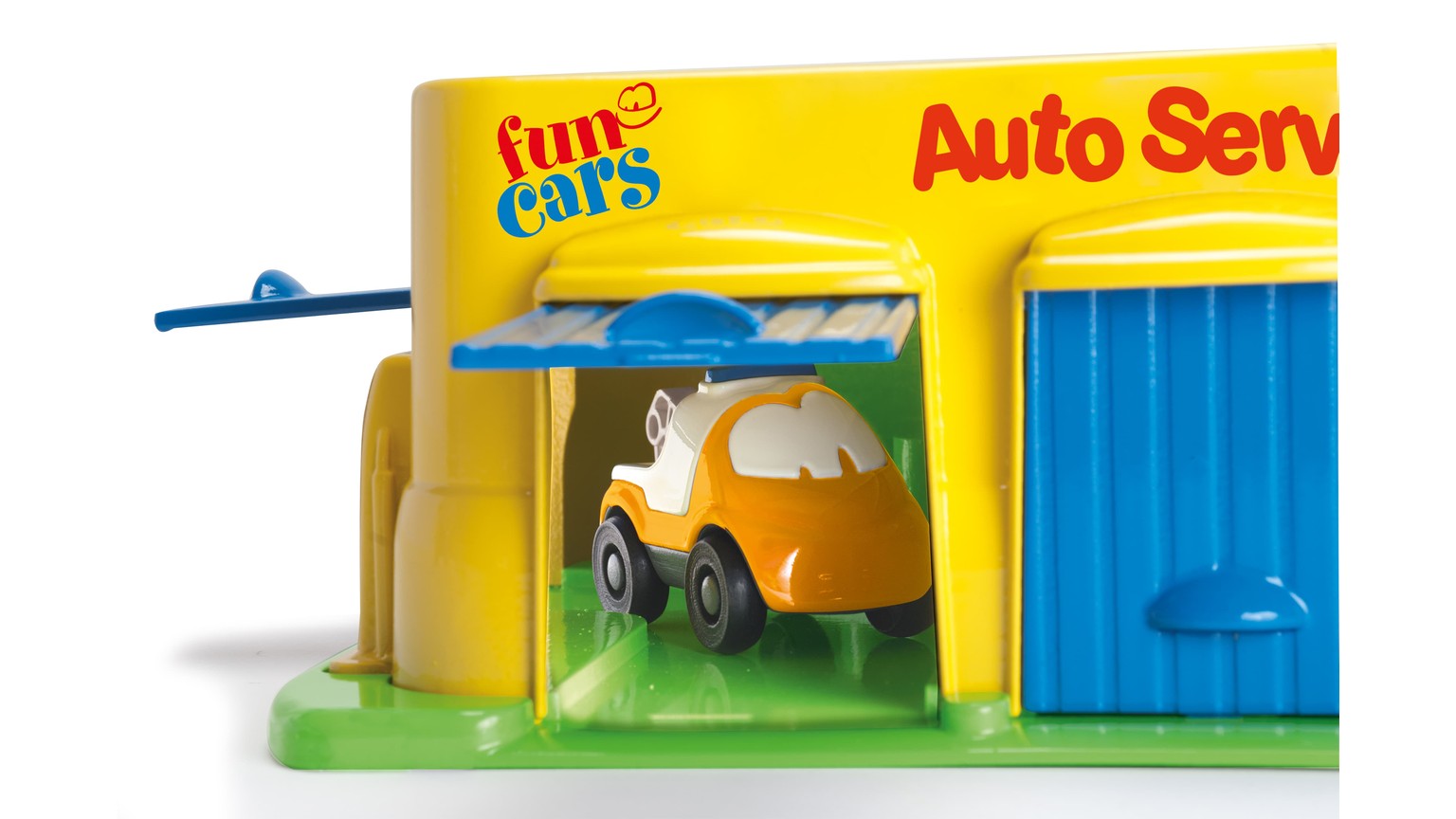 Gul og blå legetøjsgarage med orange bil indenfor. Blå port og garageindgang.