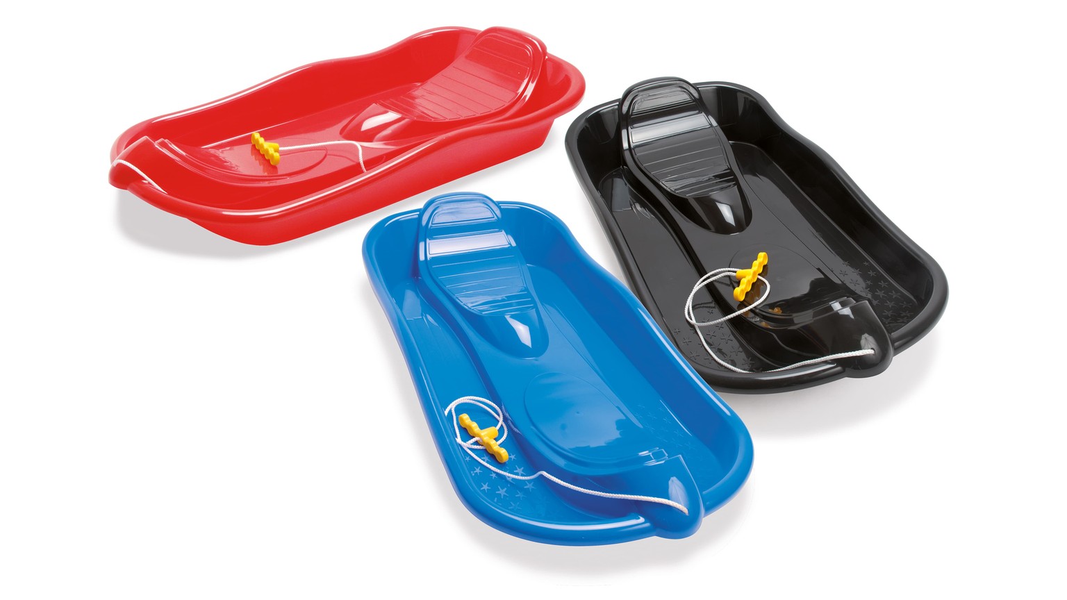 Tre kælke til sne eller sand i rød, blå og sort.